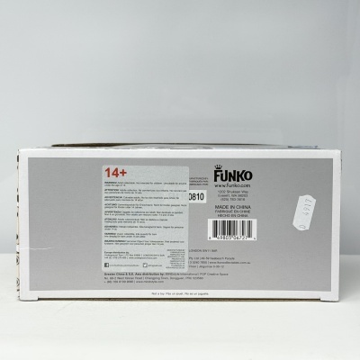 Caixa branca da Funko com etiqueta cinzenta e texto preto