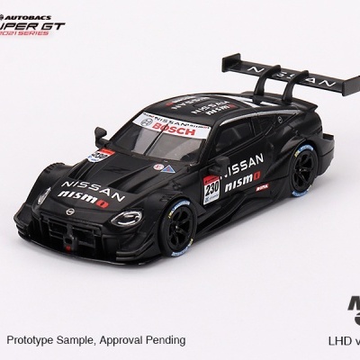 Miniatura de carro preto Nissan Nismo com adesivos de corrida e fundo branco