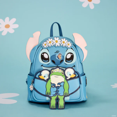 Mochila azul com personagem Stitch decorada com flores e personagens pequenos