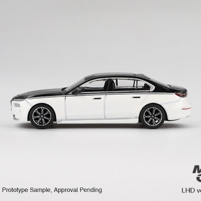 Diecast 1:64 BMW i7 xDrive60 Alpine White / Black Sapphire - Mini GT