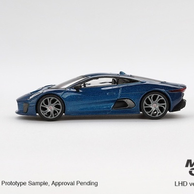 Miniatura de carro desportivo azul metálico com detalhes em preto