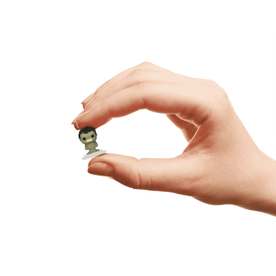 Mão segurando uma figura pequena de boneco verde com base branca