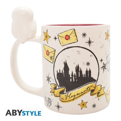 Caneca branca com decoração de Hogwarts e asa em forma de coruja