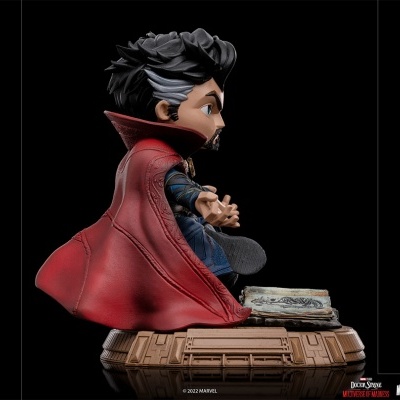 Figura colecionável do Dr. Strange com capa vermelha e base decorativa