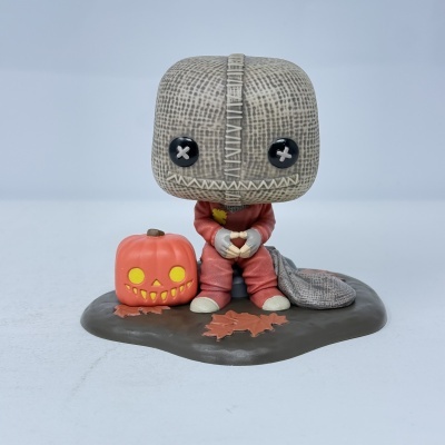 Figura colecionável Funko Pop com máscara cinza e abóbora laranja