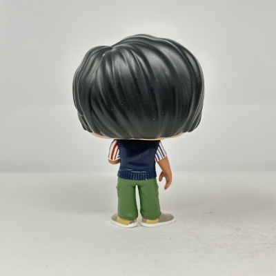 Figura Funko Pop de costas com cabelo preto e roupa colorida