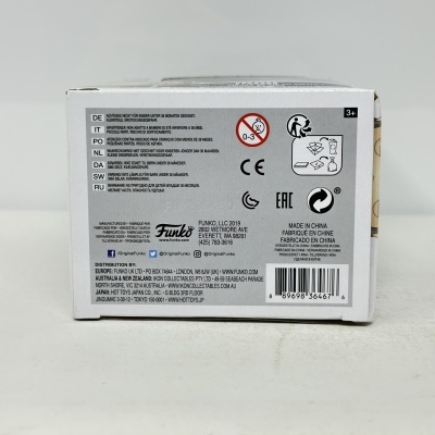 Embalagem Funko branca e cinza com textos e símbolos de aviso e código de barras