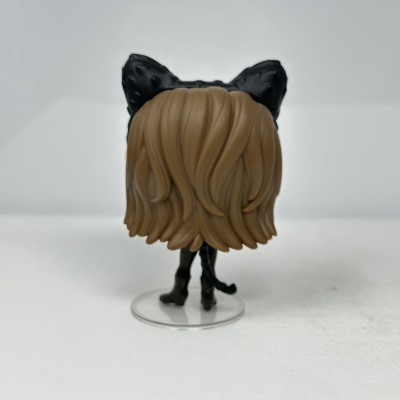 Figura Funko Pop com cabelo castanho e orelhas de gato pretas vista de trás