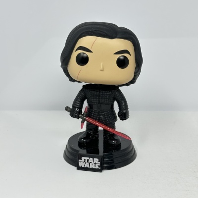 Figura Funko Pop de Kylo Ren com sabre de luz vermelho e base de Star Wars