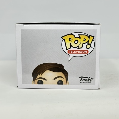 Caixa Funko POP com figura de televisão, fundo neutro