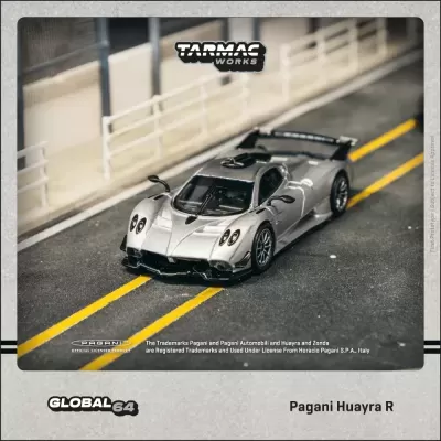 Modelo de carro desportivo Pagani Huayra R em cor prata numa estrada simulada