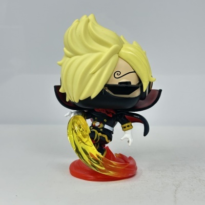 Estatueta figurativa com cabelo amarelo e capa preta e vermelha