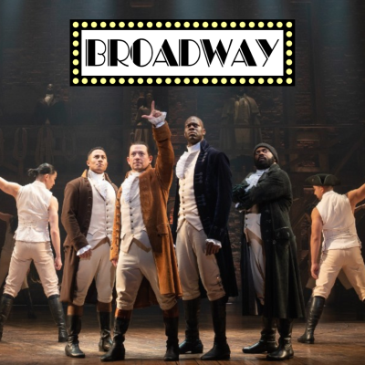 Atores em palco com trajes de época e sinal de Broadway iluminado