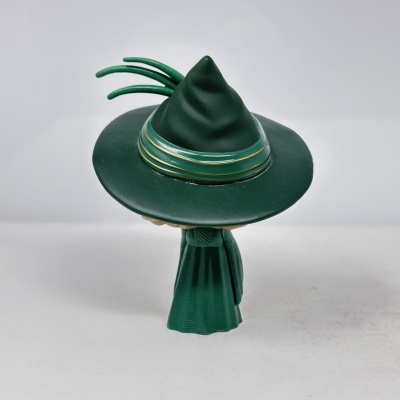 Figura colecionável com vestido e chapéu verde com penas