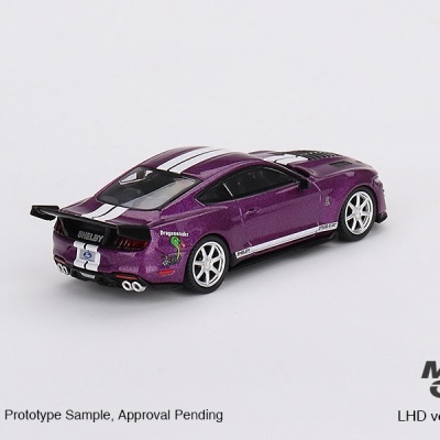Miniatura de carro desportivo Shelby roxo com faixas brancas