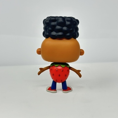 Figura Funko Pop com corpo em forma de morango vista de costas
