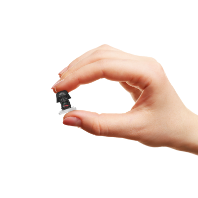 Mão segurando miniatura de busto preto com detalhes vermelhos e brancos