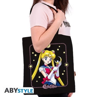 Tote bag preta com imagem da personagem Sailor Moon e estrelas amarelas