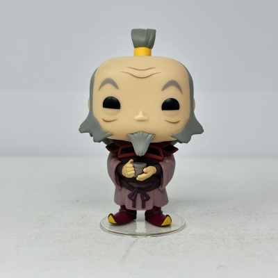 Figura Funko Pop de homem idoso com roupa tradicional e chávena.