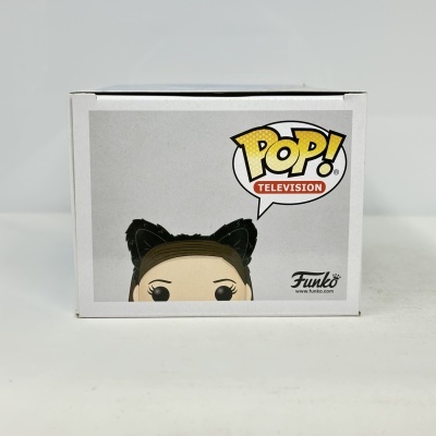 Caixa Funko Pop Television com personagem de orelhas de gato pretas