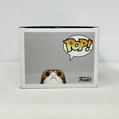 Caixa branca de brinquedo Funko Pop com personagem de olhos grandes e texto POP!