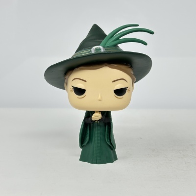Figura Funko Pop de mulher com capa e chapéu verde escuro e penacho