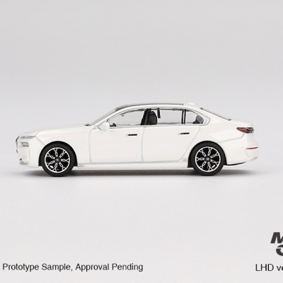 Diecast 1:64 BMW i7 xDrive60 Mineral White - Mini GT