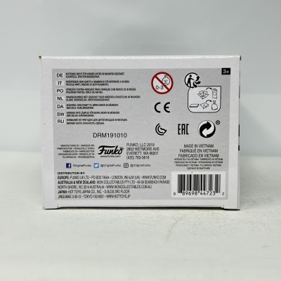 Caixa de produto Funko com advertências, códigos e símbolos de reciclagem