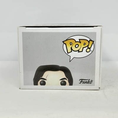 Caixa branca de Funko Pop com imagem parcial de personagem e texto POP!