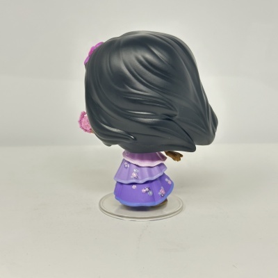 Figura de vinil com vestido roxo e cabelo preto vista de trás