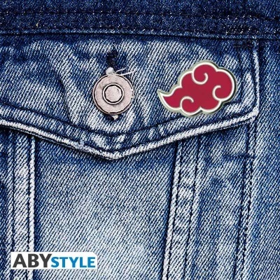 Bolso de jeans azul com dois pins, um redondo cinza e outro de nuvem vermelha.