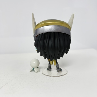 Figura Funko Pop com capacete prateado e dourado emparelhada com bola branca