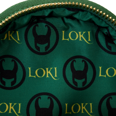 Interior de bolsa verde com fecho dourado e estampado LOKI