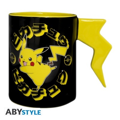 Caneca preta com interior e pega amarela em forma de rabo de Pikachu e desenho de Pikachu no centro