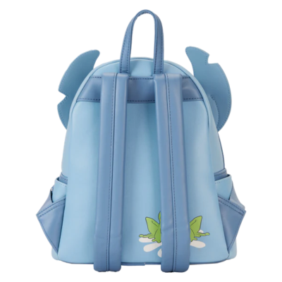 Mochila azul clara vista de costas com detalhes em forma de orelhas e estampa verde e branca