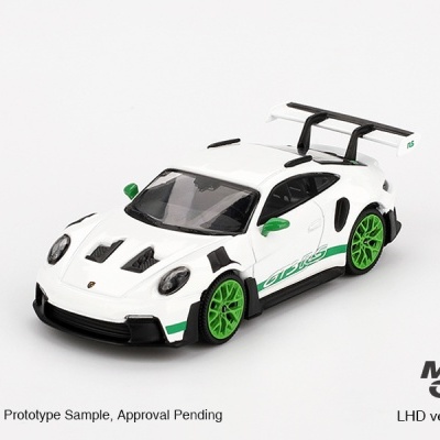 Miniatura de carro branco com detalhes verdes e pretos sobre fundo branco