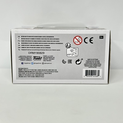 Caixa branca de embalagem com texto, códigos e símbolos de segurança.