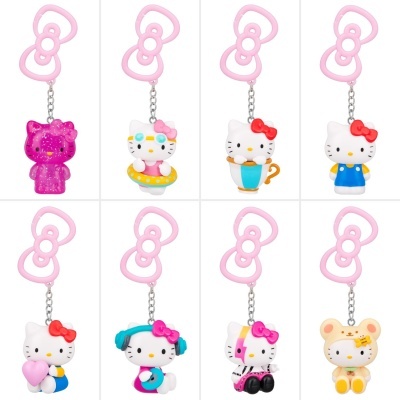 Oito chaveiros de personagens estilo Hello Kitty com chaveiros rosa em formato de laço