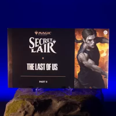 Caixa de jogo Magic The Gathering Secret Lair x The Last of Us PART II com ilustração de personagem feminina
