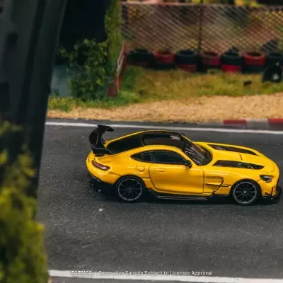 Miniatura de carro desportivo amarelo numa pista de corrida
