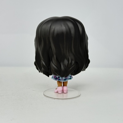 Boneco Funko Pop feminino de costas com cabelo castanho, vestido azul e botas cor-de-rosa