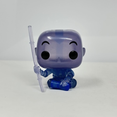 Figurinha Funko Pop translúcida azul sentada com bastão