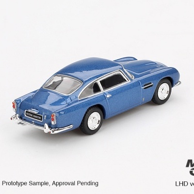 Miniatura de carro azul Aston Martin com detalhes cromados