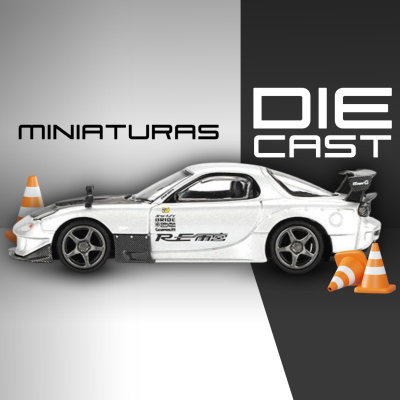 Miniatura de carro desportivo branco com detalhes em preto e jantes cinzentas sobre fundo cinzento com cones de trânsito.