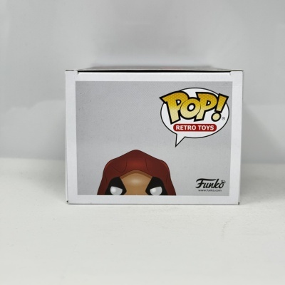 Caixa branca de Funko POP! Retro Toys com figura de capuz visível