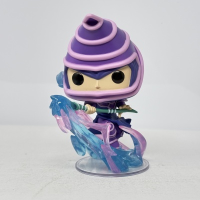 Figura vinil roxa com capacete e bastão com efeitos de água em base transparente