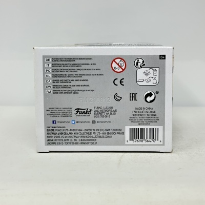 Parte de trás da embalagem de um Funko com texto e símbolos de aviso