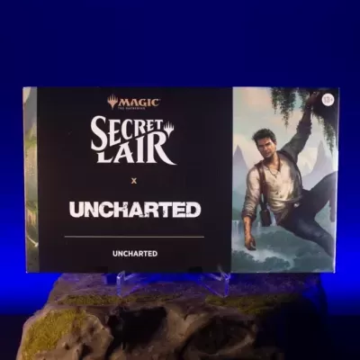 Caixa preta do jogo Magic The Gathering Secret Lair x Uncharted com personagem masculino a escalar