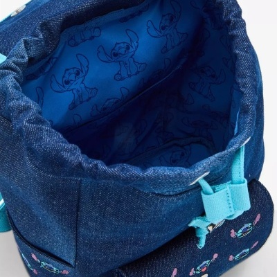 Mochila azul escura com interior azul claro e padrão do personagem Stitch