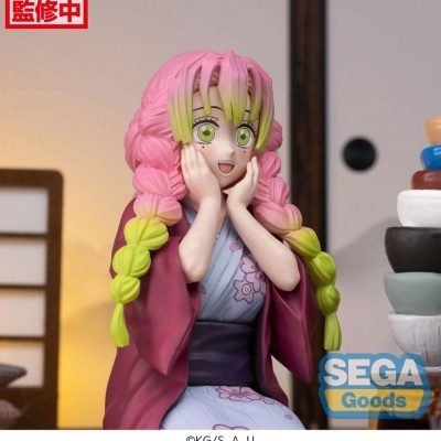 Figura de personagem anime Mitsuri Kanroji em traje tradicional, cabelo rosa e verde, expressão surpresa